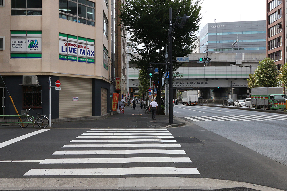 横断歩道を渡ります。