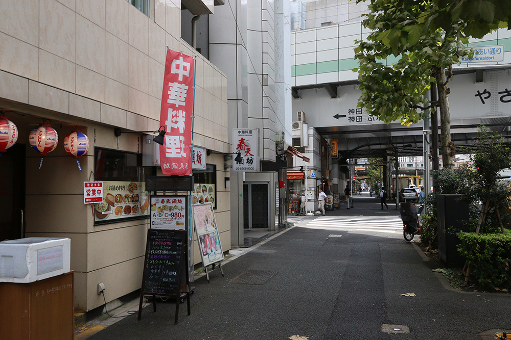 中華料理屋の前を通過します