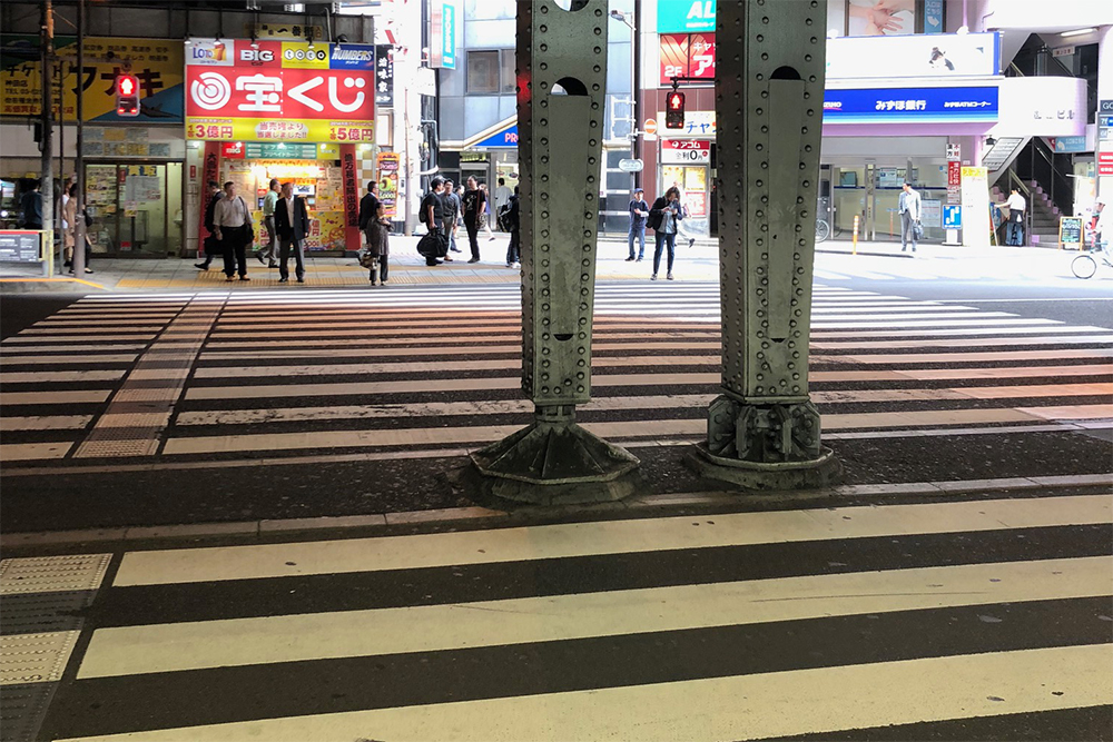 横断歩道を渡ります。