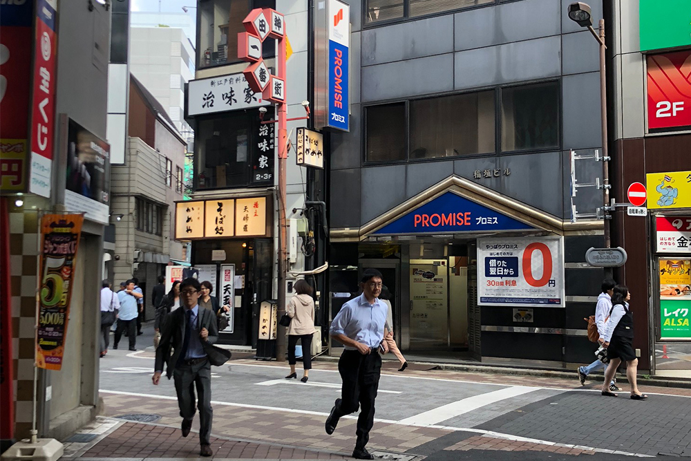 神田一番街を突き当ったら左に曲がります。