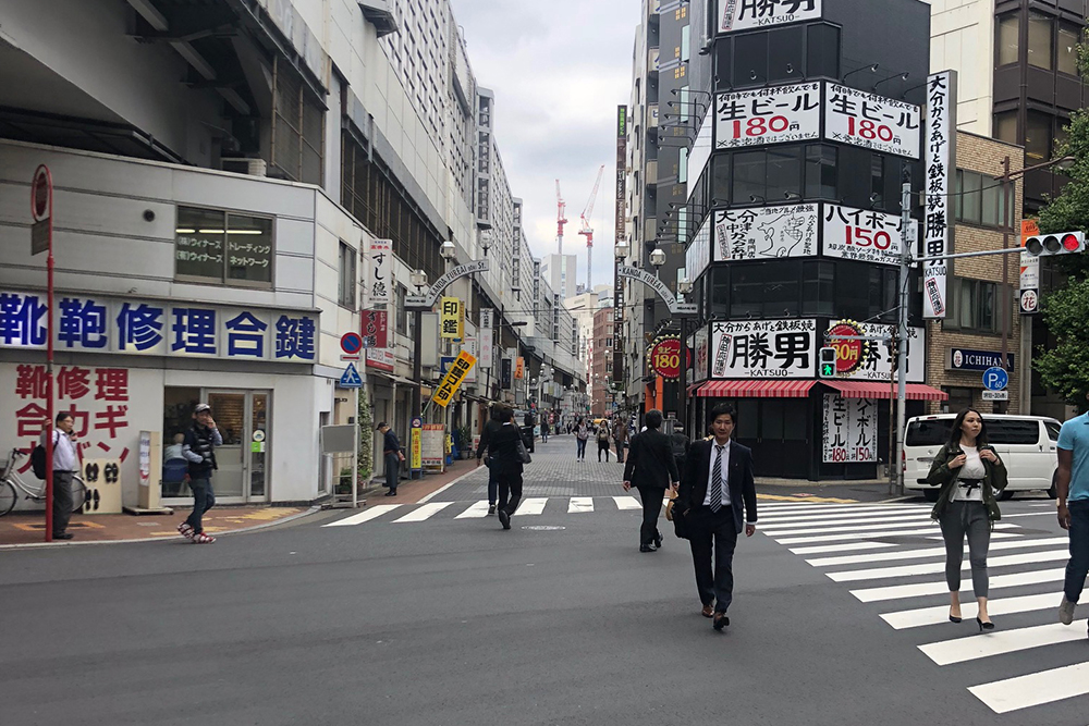 横断歩道を渡って、引き続き直進してください。